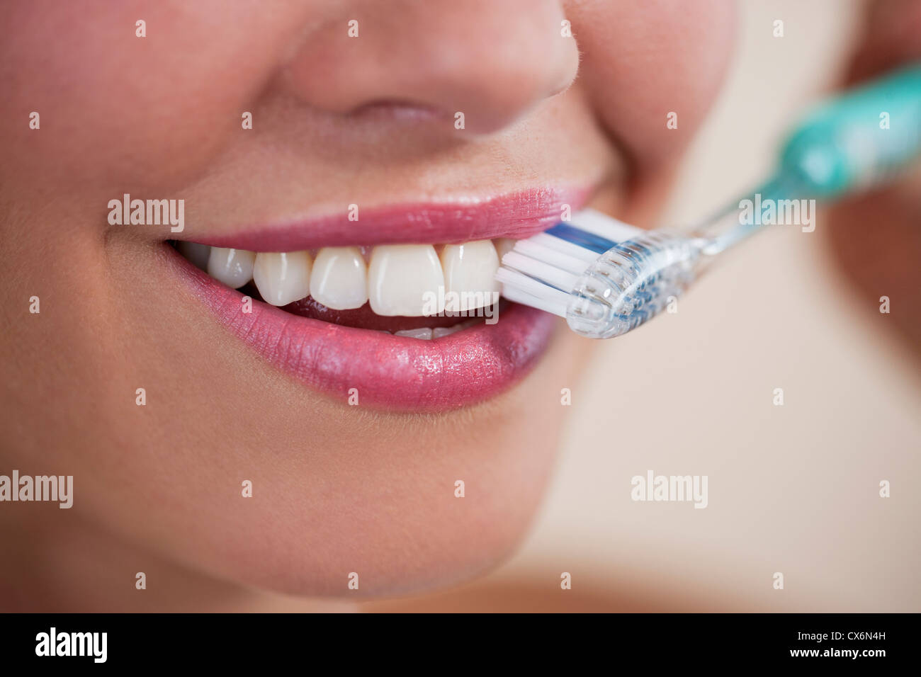 Une jeune femme se brosser les dents, Close up Banque D'Images