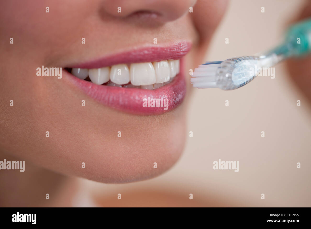 Une jeune femme se brosser les dents, Close up Banque D'Images