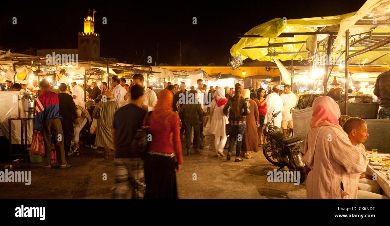 Des foules de gens locaux et touristes foule Place Djemaa el Fna la nuit, Marrakech Marrakech, Maroc Sud Banque D'Images