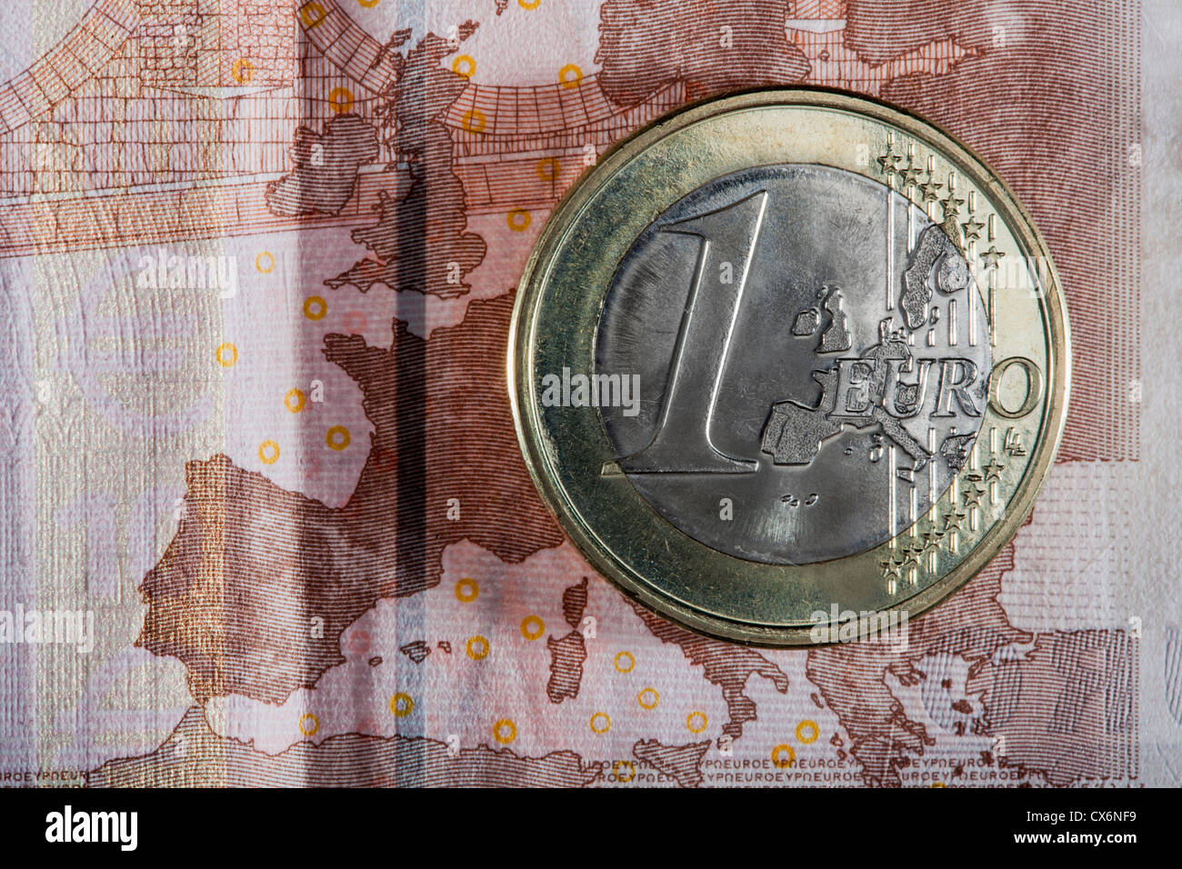 Détail d'un billet de dix euros avec une pièce de un euro au-dessus d'elle Banque D'Images