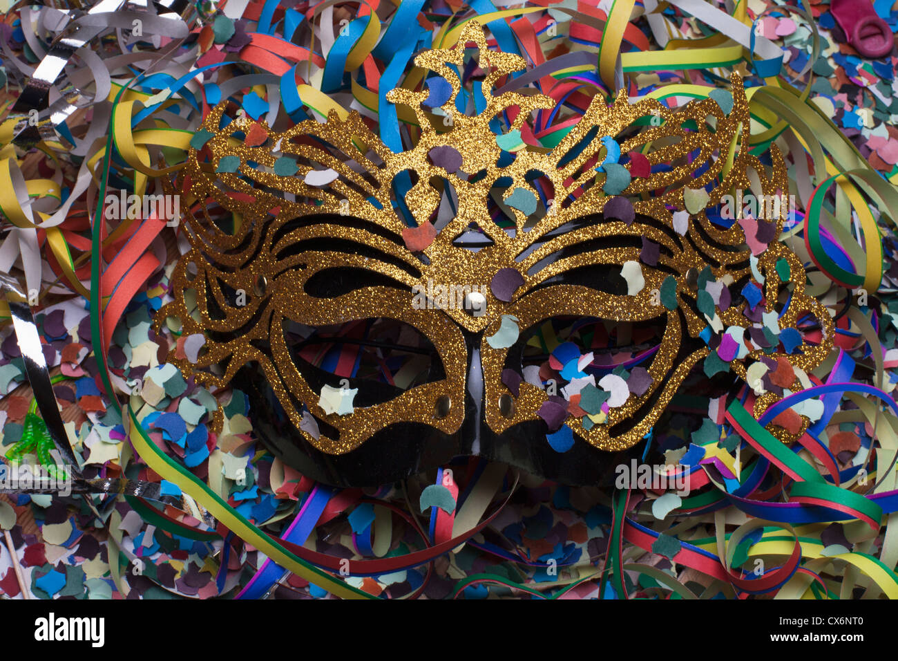 Une Masquerade Mask niché parmi les confettis et serpentins Banque D'Images