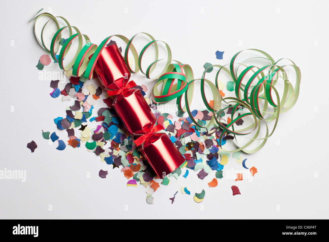 Confettis, serpentins et un cracker de Noël Banque D'Images