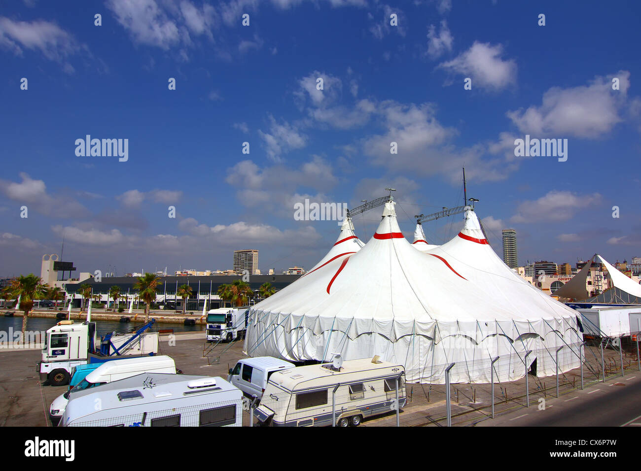 Chapiteau du cirque blanc avec ciel bleu Banque D'Images