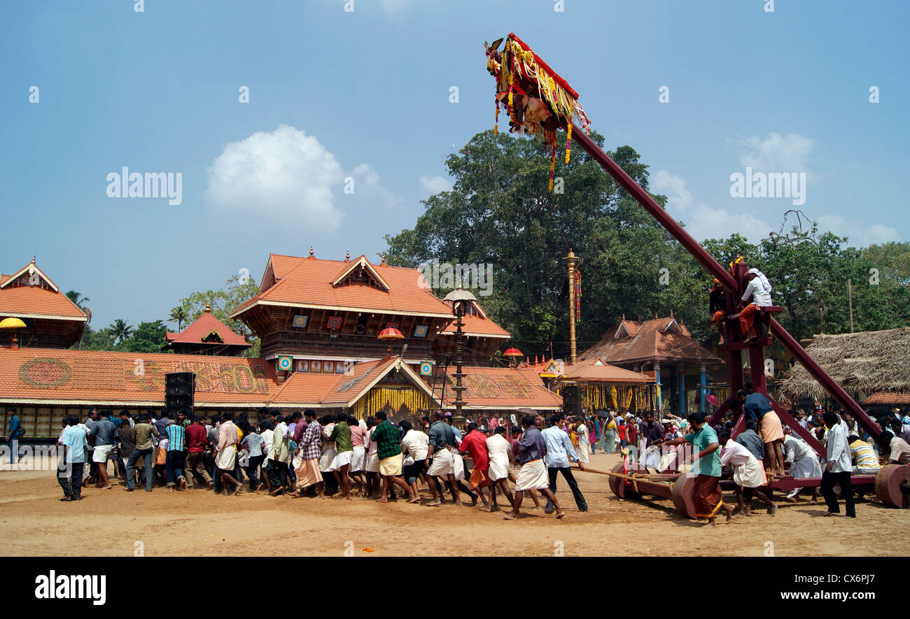 Garudan Thookkam rituel des temples (Kite ou oscillante Eagle pendaison) dans Chirayinkeezhu Sarkara Sri Devi Temple à Kerala en Inde Banque D'Images