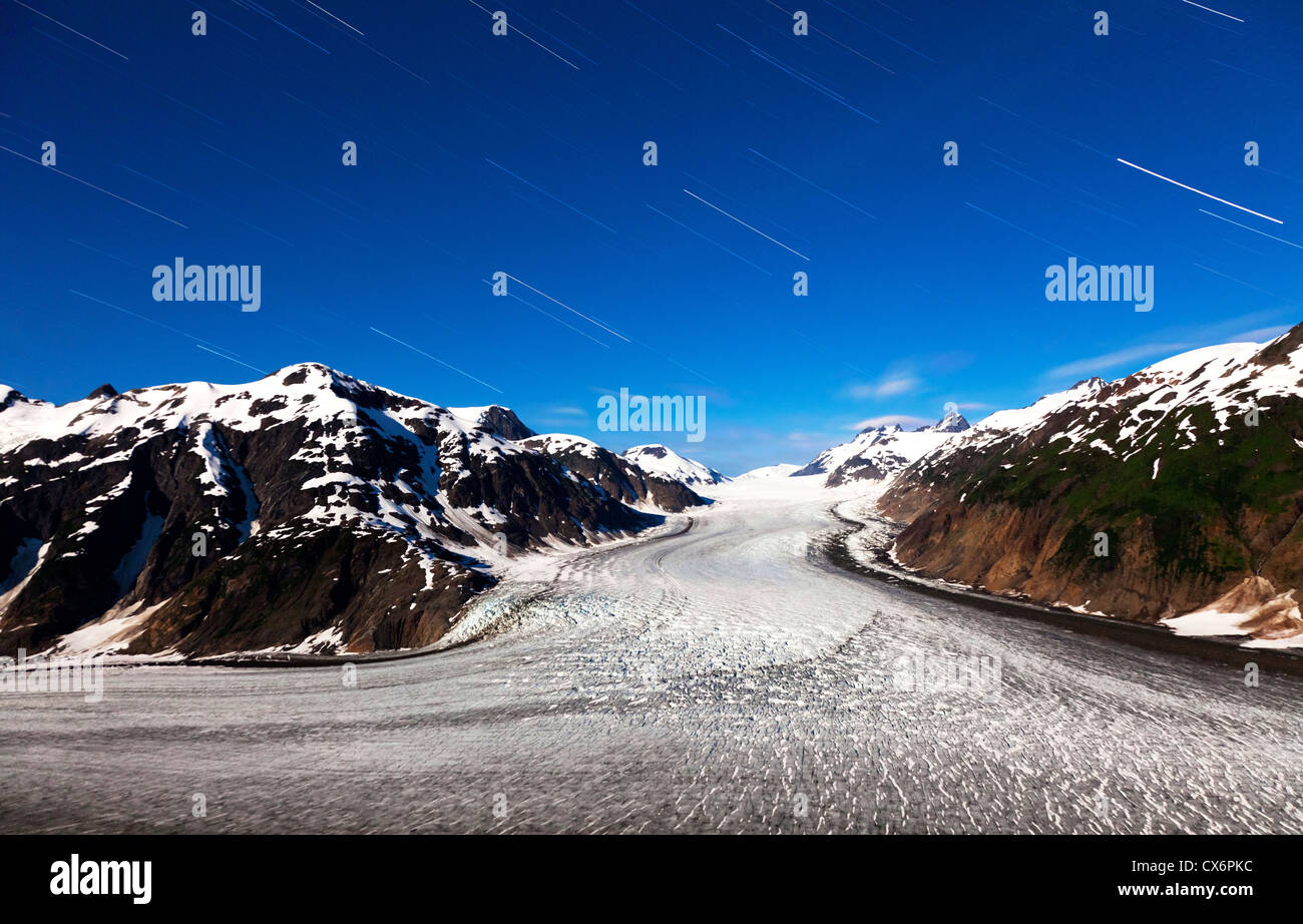 Glacier du saumon de l'Alaska à Hyder, moonlight et star trail Banque D'Images