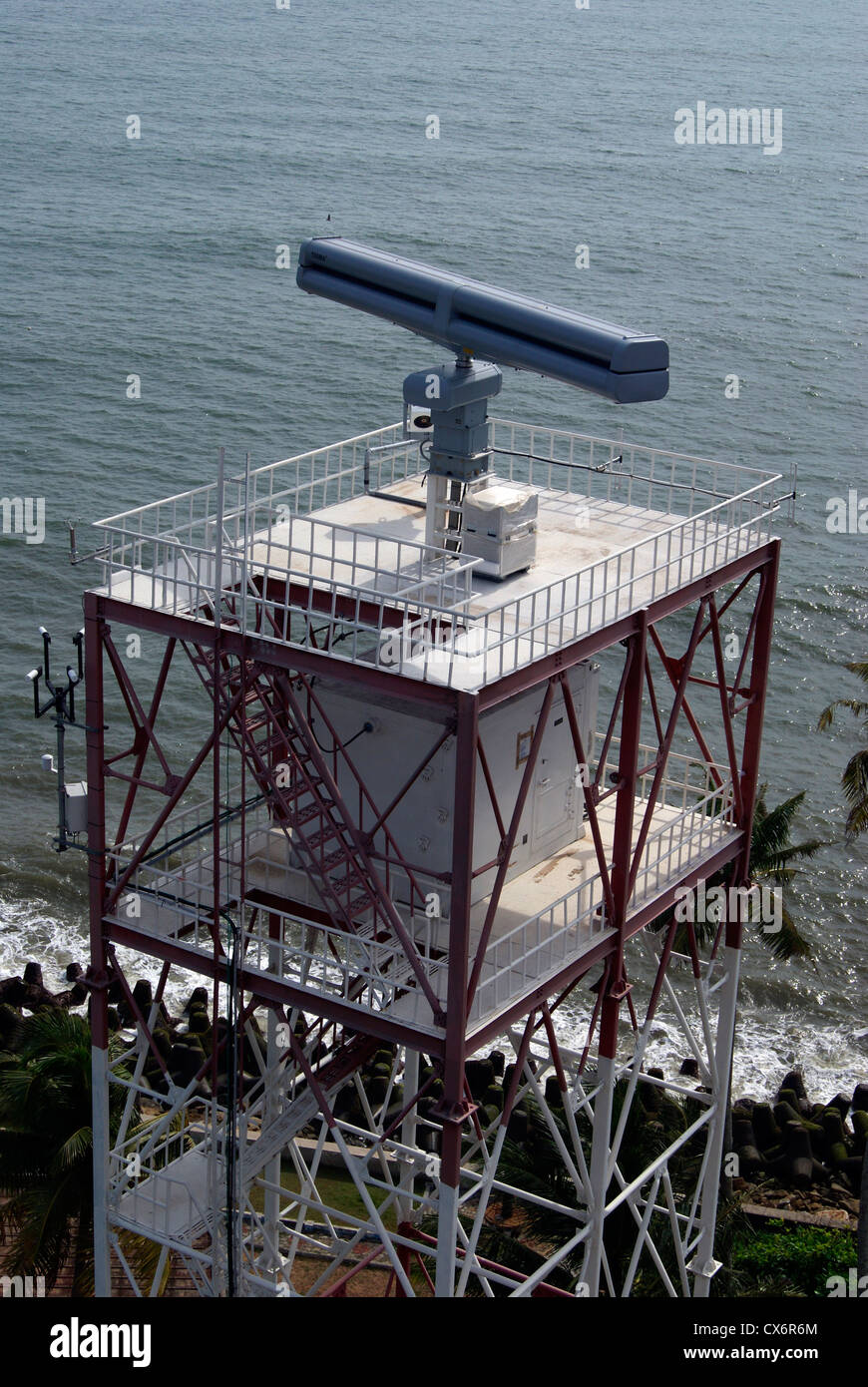 La tour radar system sur la région côtière de la mer d'Oman au Kerala, Inde pour la surveillance des mouvements de navires et bateaux pirate détection Banque D'Images