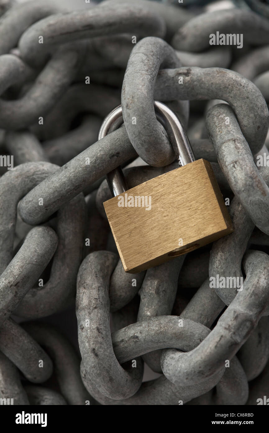 Une chaîne en acier avec un cadenas d'or Banque D'Images