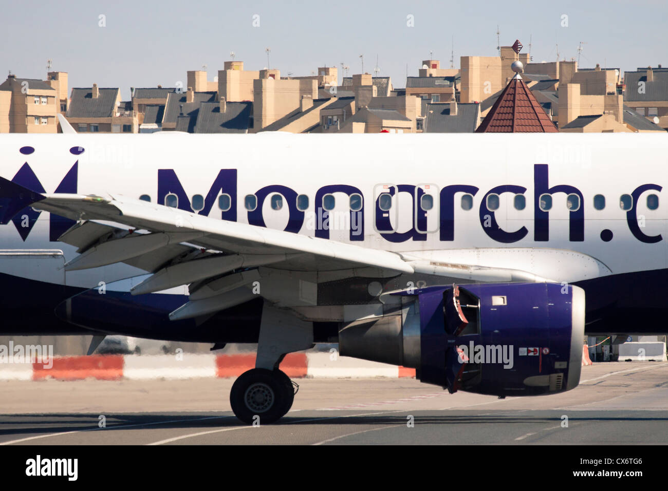 Détail de l'Airbus A320 de monarque à l'atterrissage à l'aéroport de Gibraltar. 2 juillet 2012, Gibraltar, Royaume-Uni. Banque D'Images