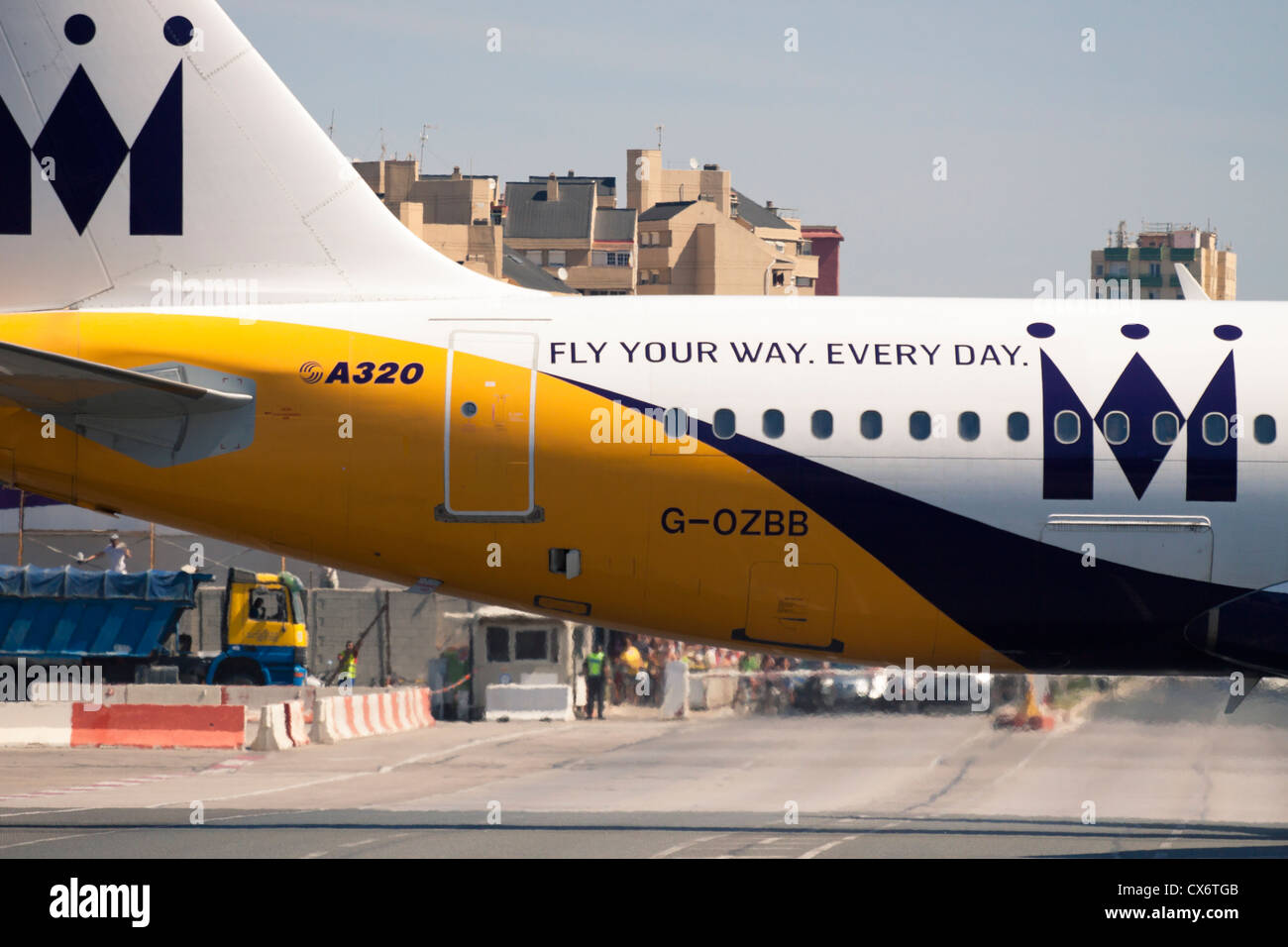 Détail de l'Airbus A320 de monarque à l'atterrissage à l'aéroport de Gibraltar. 2 juillet 2012, Gibraltar, Royaume-Uni. Banque D'Images