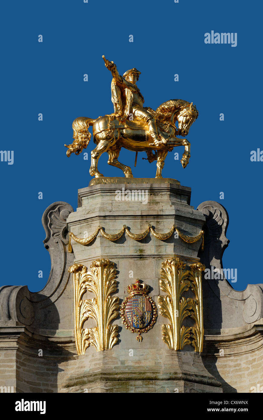 Bruxelles, Belgique. Grand-place. Statue dorée de Charles de Lorraine, (1712-1780, duc de Chevreuse, cardinal français) sur la maison L'arbre D'Or Banque D'Images