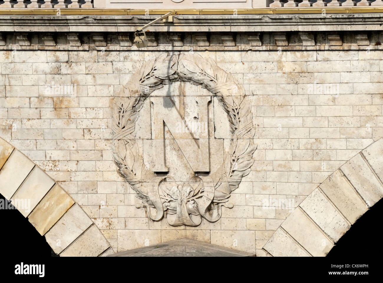 Paris, France. Monogramme 'N' pour Napoléon sur Pont St-michel Banque D'Images