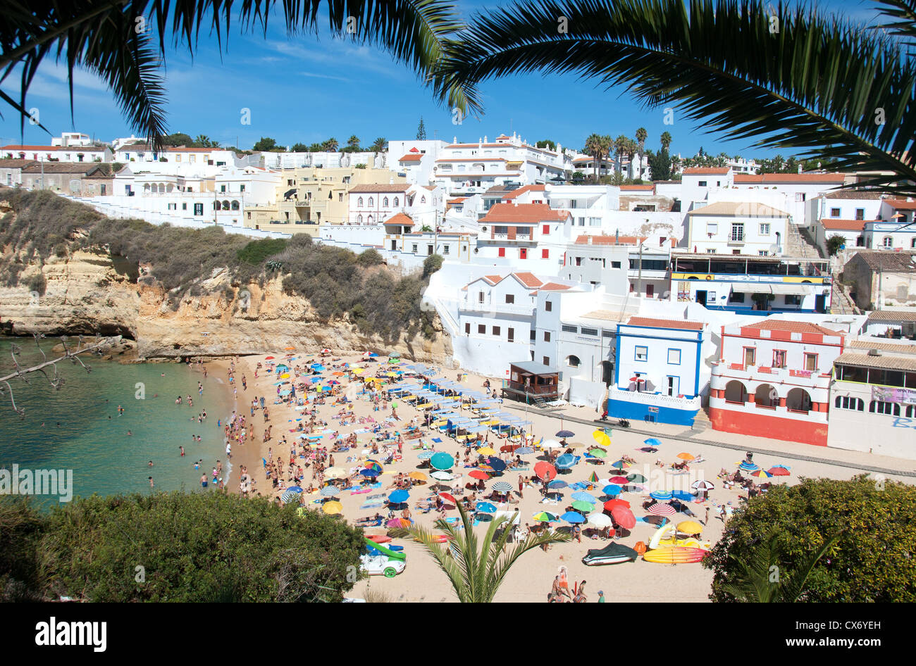 ALGARVE, PORTUGAL. Une vue de la plage et de la ville au village de vacances de Praia do Carvoeiro. 2012. Banque D'Images