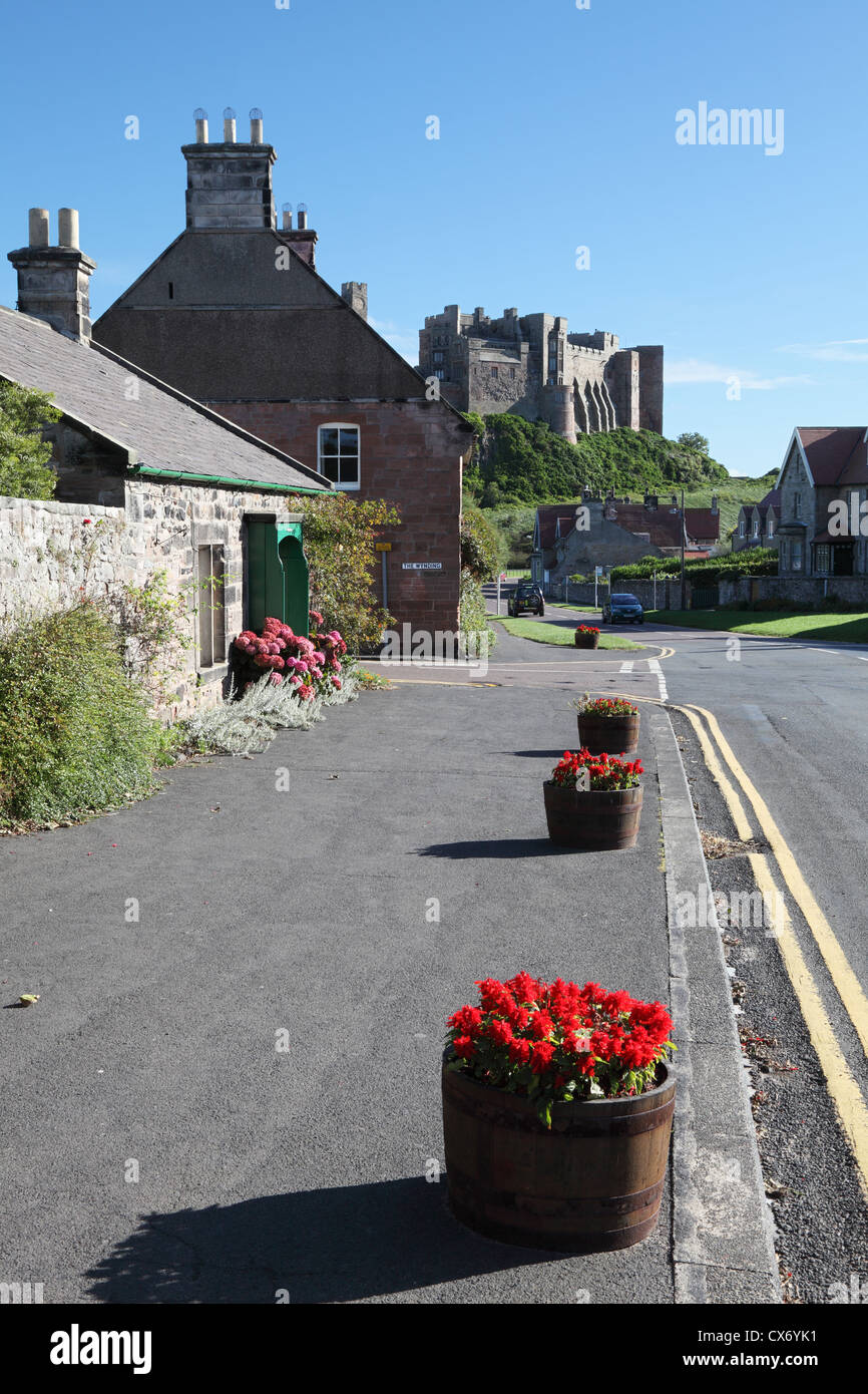 Village de Bamburgh avec le château en arrière-plan North East England UK Banque D'Images