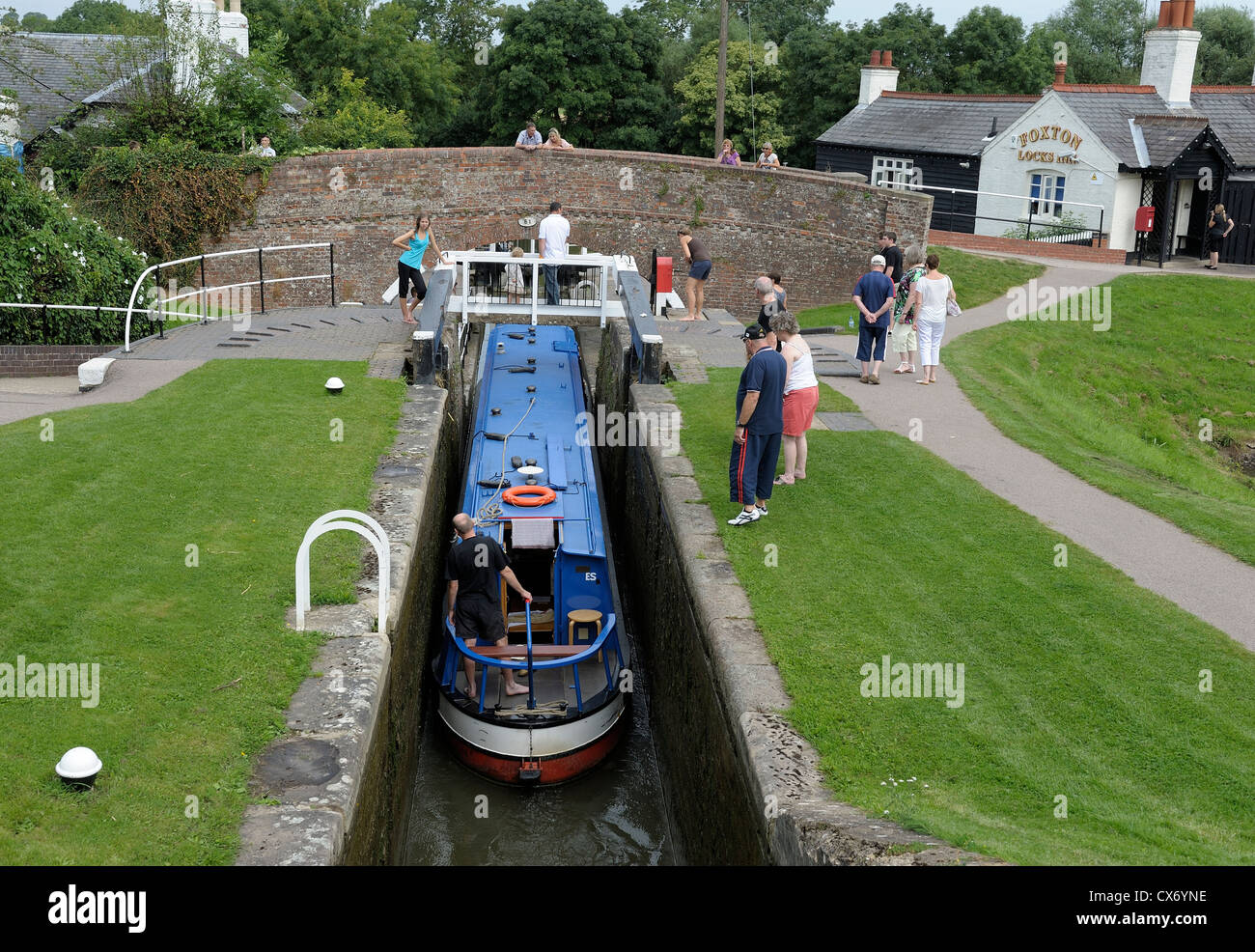 Un bateau étroit la négociation de foxton locks leicestershire angleterre uk Banque D'Images