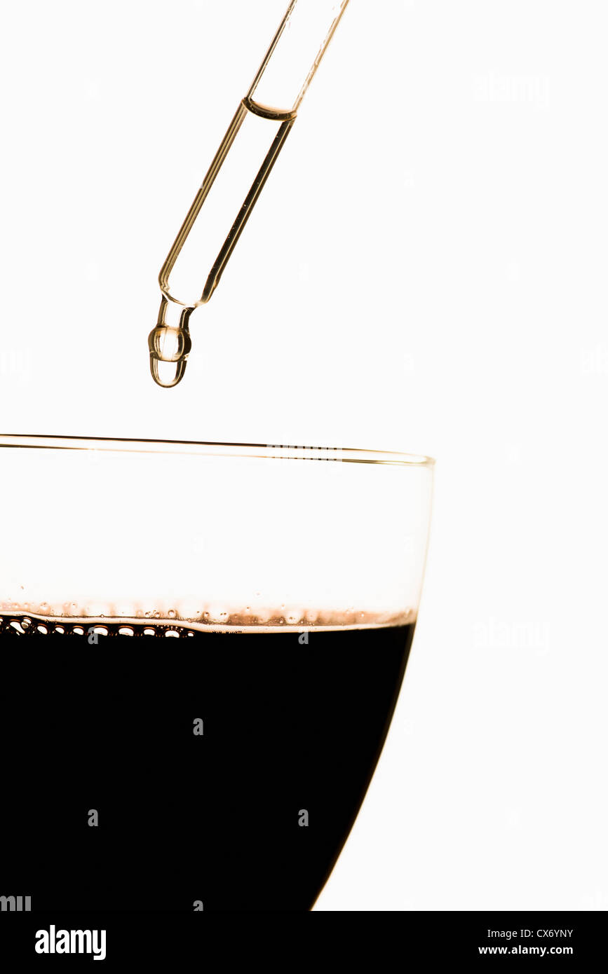 Mettre une pipette de substance toxique, en verre rempli de vin rouge Banque D'Images