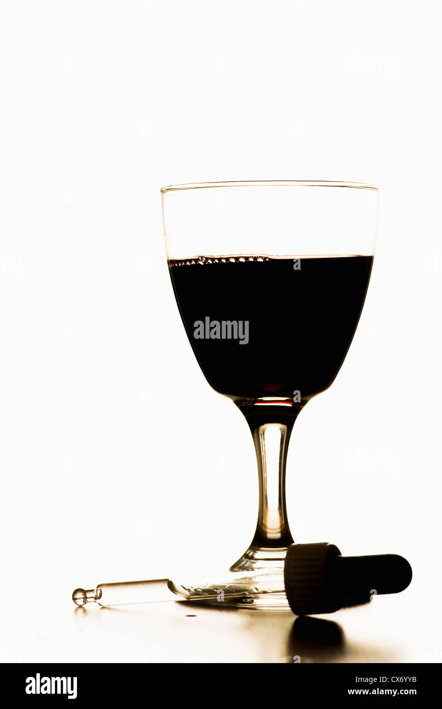 En face de pipette verre rempli de vin rouge Banque D'Images