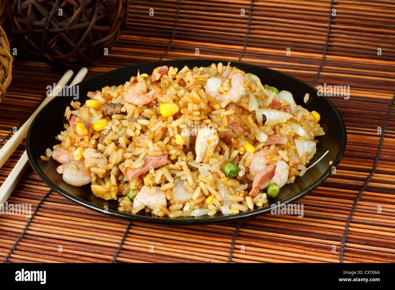 Riz frit spécial un plat oriental populaires disponibles à emporter chinois Banque D'Images
