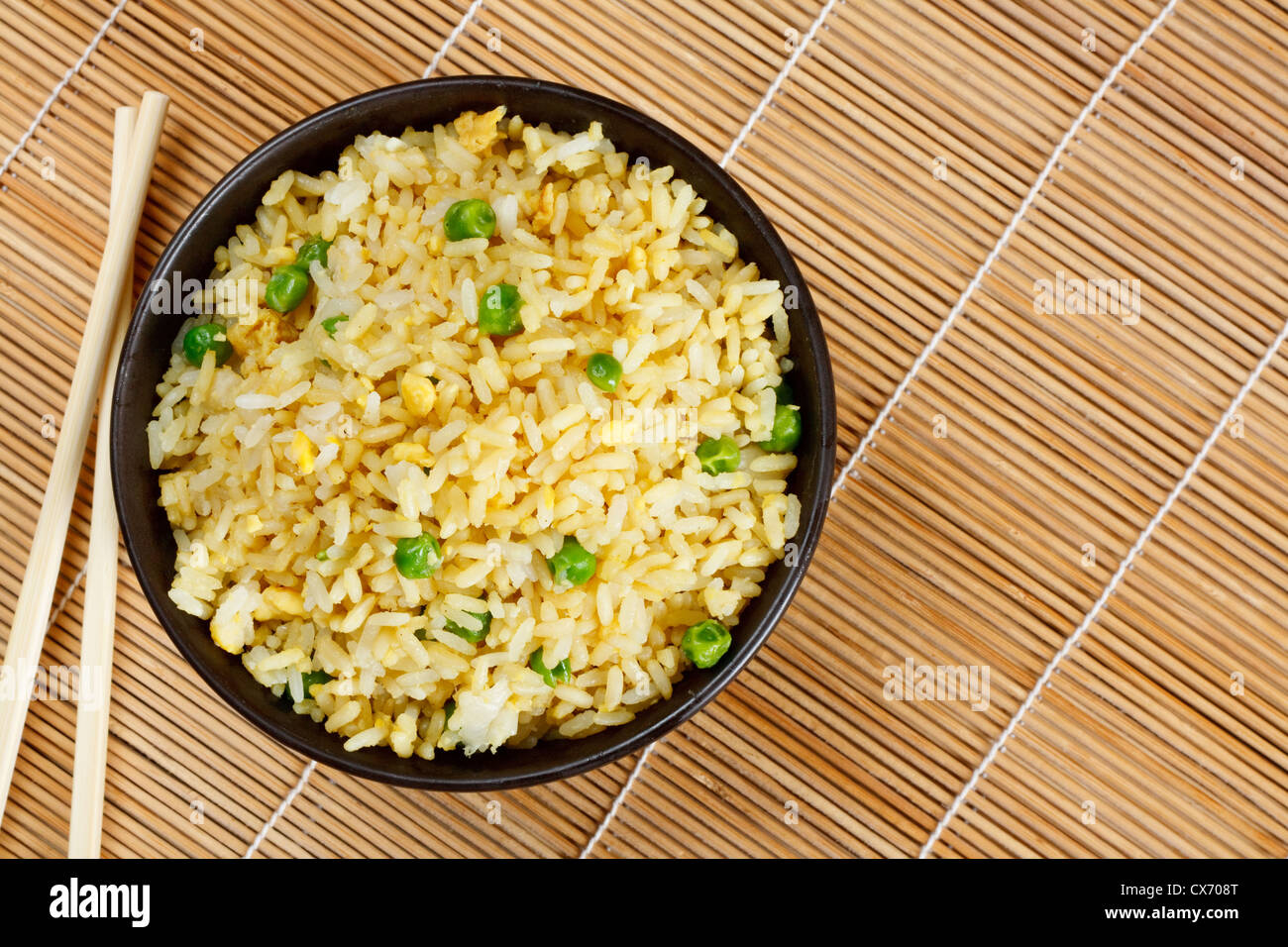 Bol de riz frit à l'oeuf une excellente cuisine chinoise avec commande latérale Banque D'Images