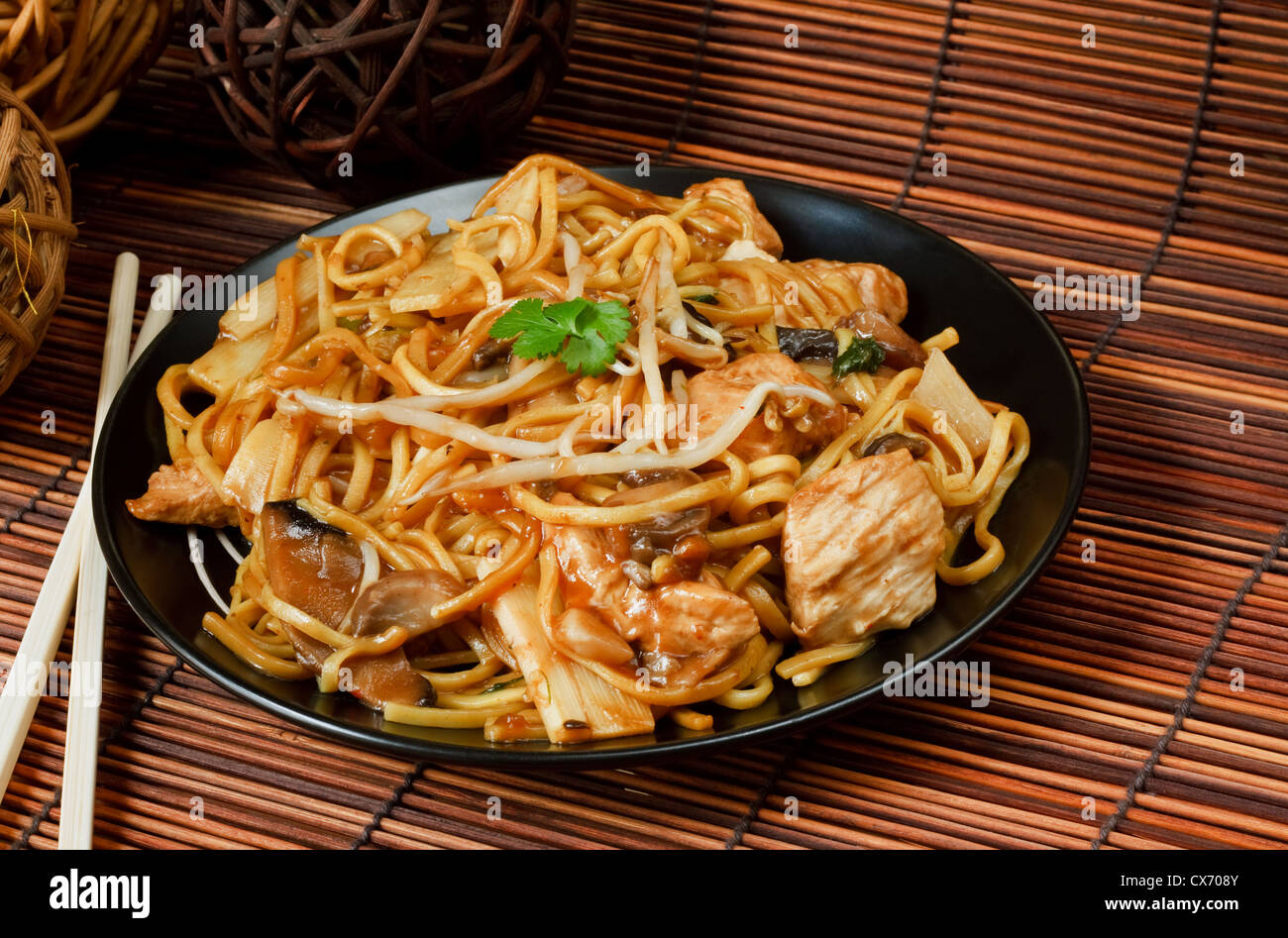 Chow mein au poulet une nourriture chinoise populaire disponible à emporter Banque D'Images