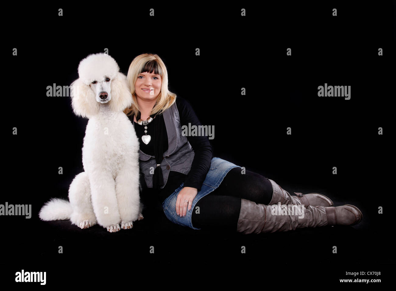 Jeune femme avec poodle Banque D'Images