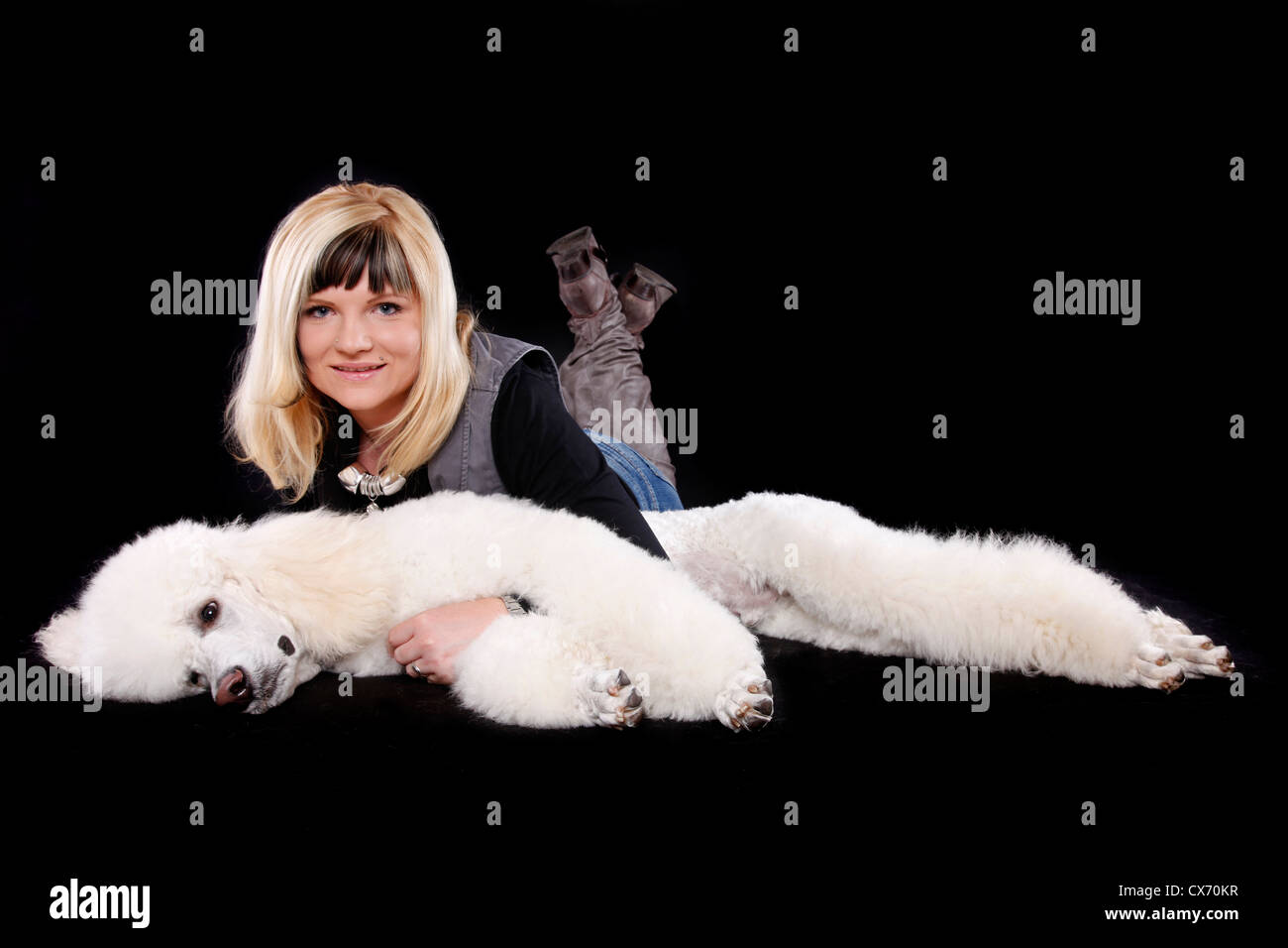 Jeune femme avec poodle Banque D'Images