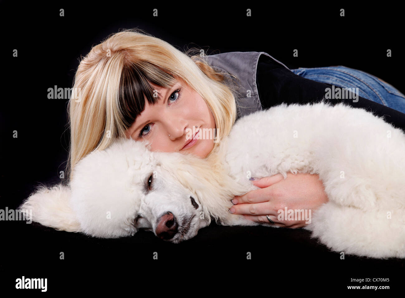 Jeune femme avec poodle Banque D'Images
