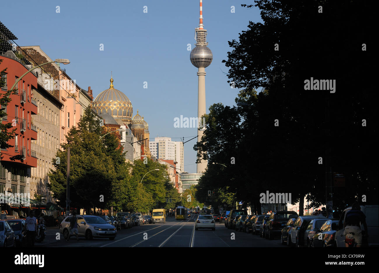 La rue Oranienburger Strasse avec nouvelle synagogue, Fernsehturm, la tour de télévision de Berlin, Mitte, Berlin, Allemagne. Banque D'Images