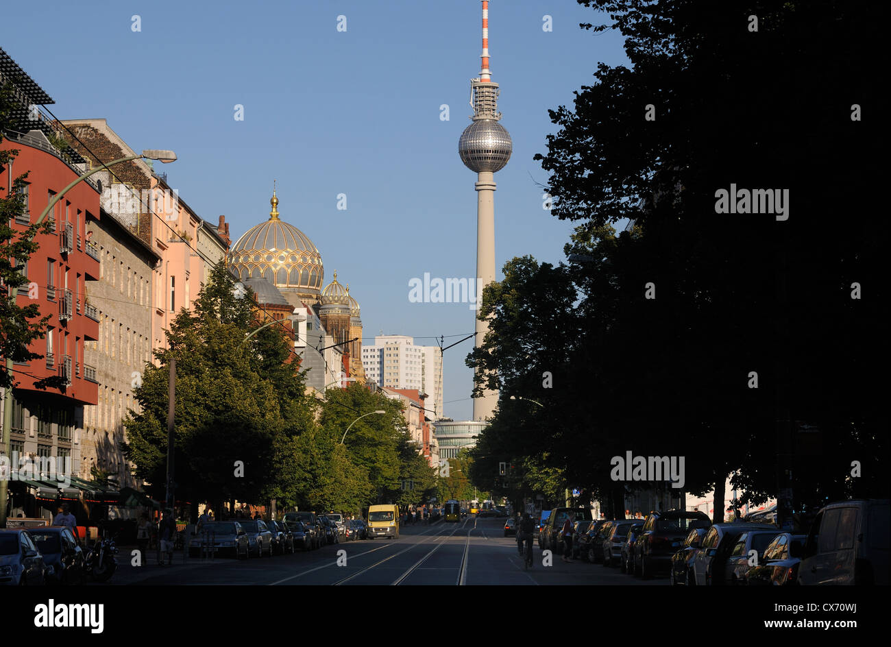 La rue Oranienburger Strasse avec nouvelle synagogue, Fernsehturm, la tour de télévision de Berlin, Mitte, Berlin, Allemagne Banque D'Images