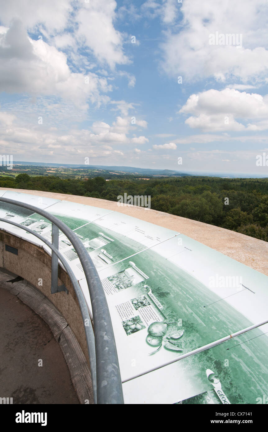 Vue depuis le sommet du mont des Avaloirs tour d'observation, Mayenne, Pays de la Loire, France. L'Europe. Banque D'Images