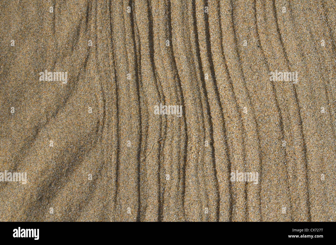 La plage de sable sur ridée / rivage après vague vient de se replier. Broad Oak beach, Cornwall. Mars-comme concept flux granulaire. Banque D'Images
