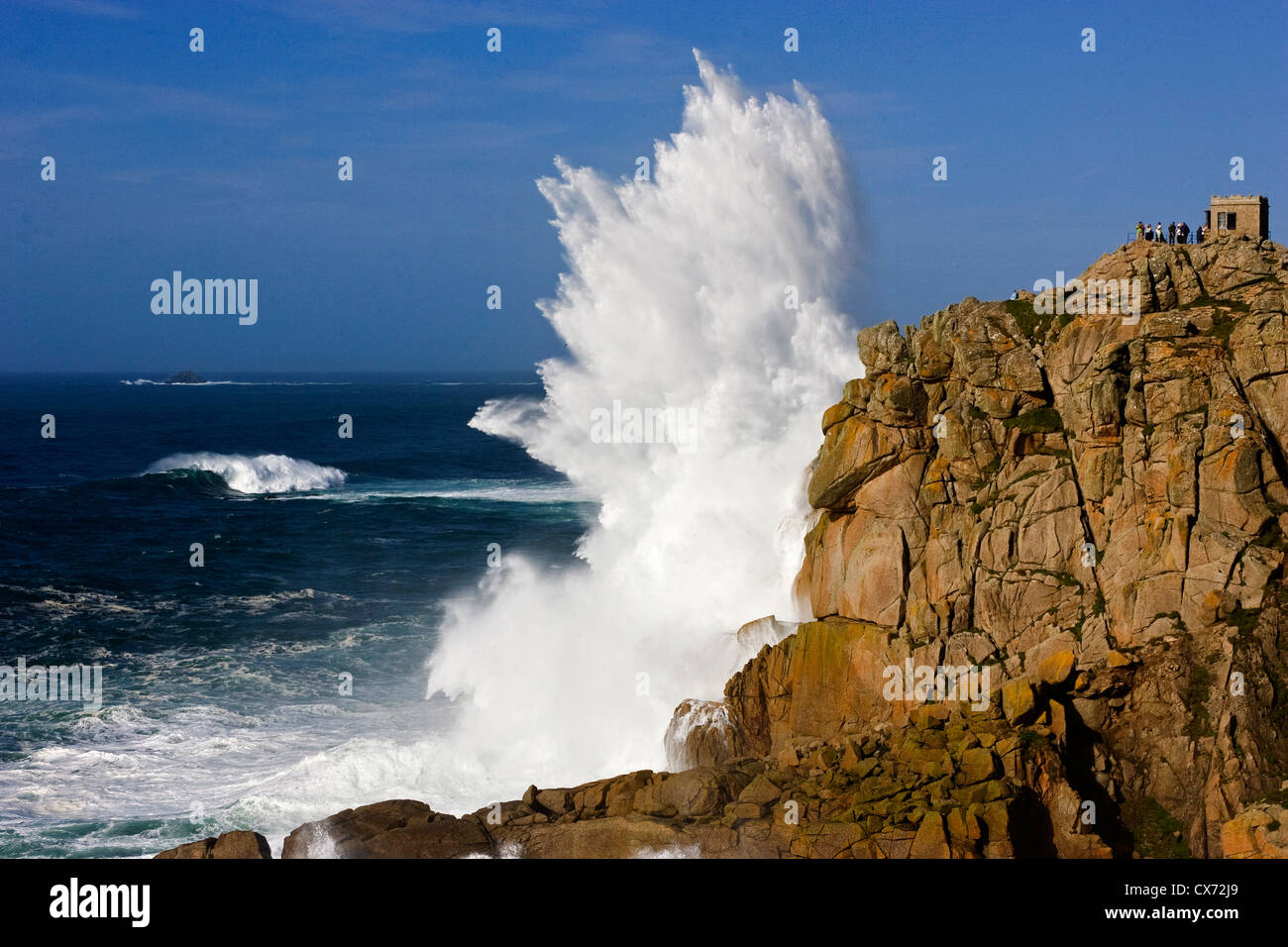 Une énorme vague de tempête se brise sur une falaise de Cornwall, UK Banque D'Images