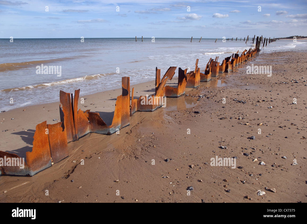 Metal épis écrasés par l'énergie des vagues de la côte de la mer du Nord à Happisburgh Norfolk UK Septembre Banque D'Images