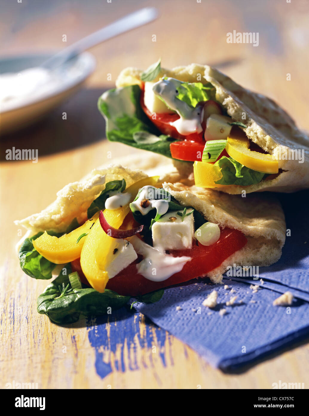 Pain pita avec de la salade d'épinards, de feta Banque D'Images