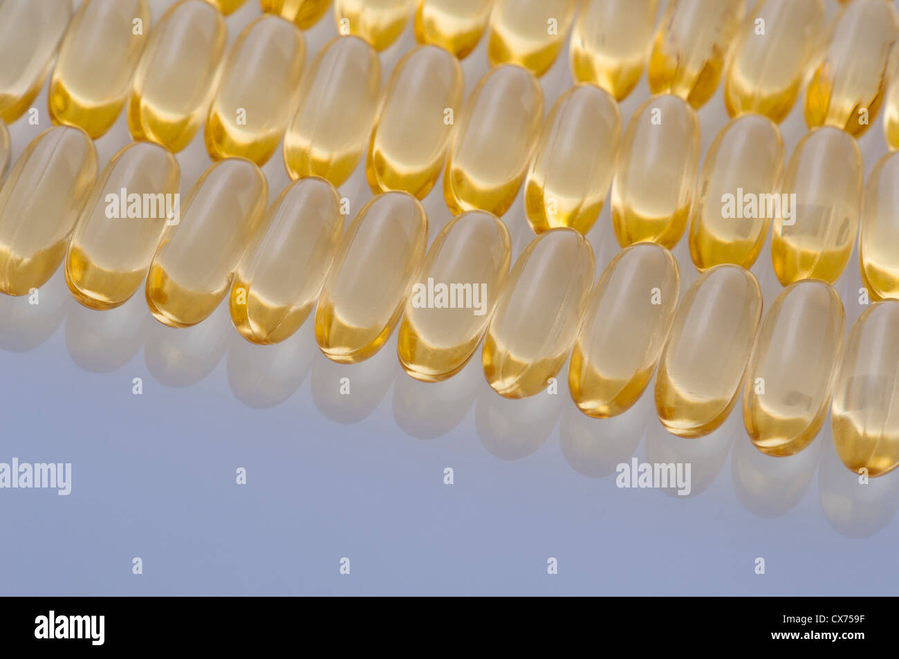 Suppléments de GÉLULES MOLLES D'HUILE DE POISSON OMEGA 3 pour la santé et la fonction cérébrale Banque D'Images