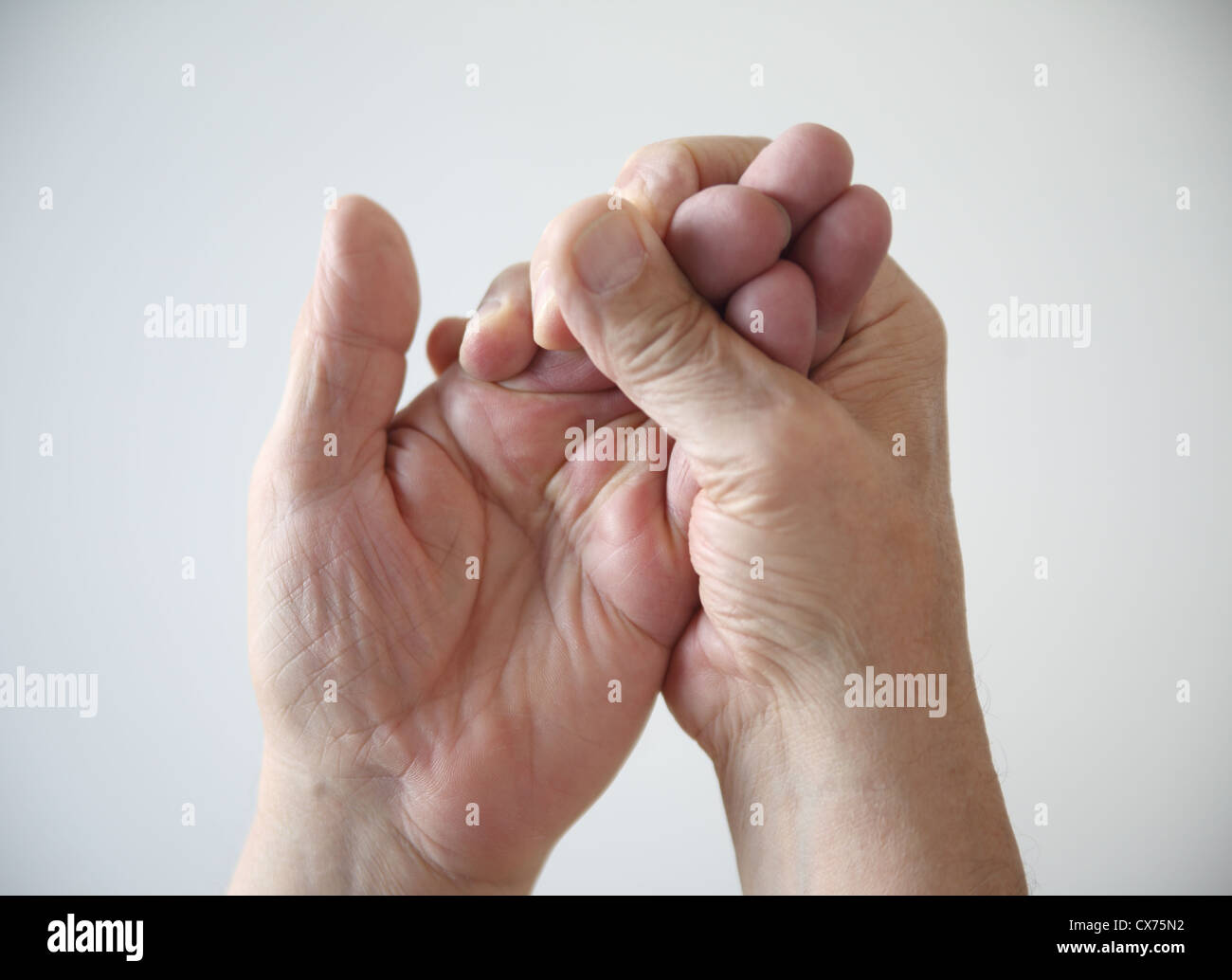 Un homme tente de restaurer le sentiment de sa main engourdie Banque D'Images