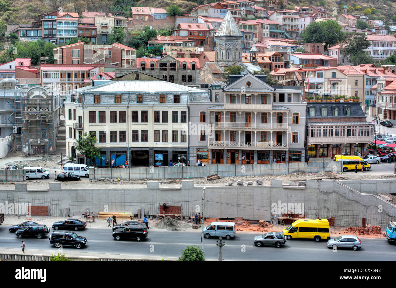 Vue sur la vieille ville depuis la falaise de Metekhi, Tbilissi, Géorgie Banque D'Images