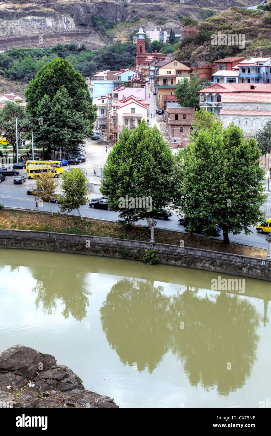 Vue sur la vieille ville depuis la falaise de Metekhi, Tbilissi, Géorgie Banque D'Images