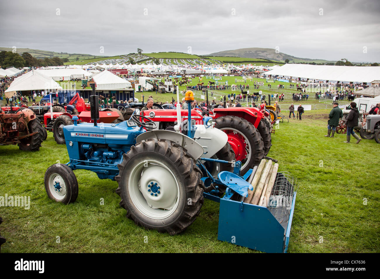 Les tracteurs et les chapiteaux à l'showground du comté de Westmorland, 2012 afficher près de Kendal, Cumbria Banque D'Images