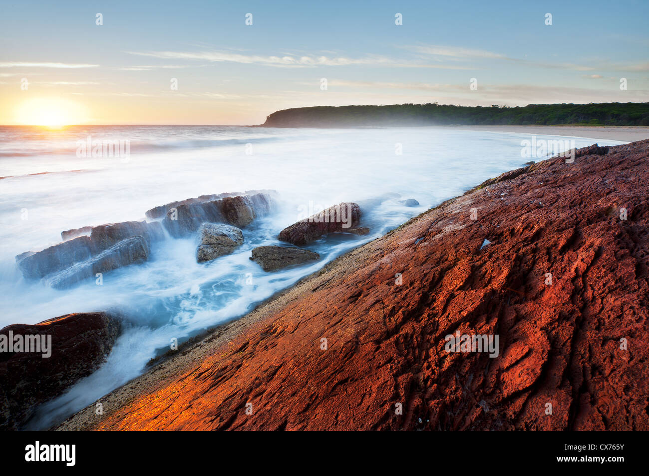 Lever du soleil à Saltwater Creek Bay dans Ben Boyd Parc National. Banque D'Images