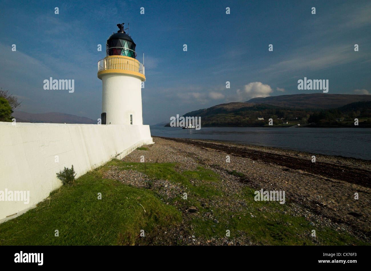 Corran Narrows avec le Ferry Corran et phare, le Loch Linnhe, côte ouest de l'Écosse, au Royaume-Uni. Banque D'Images