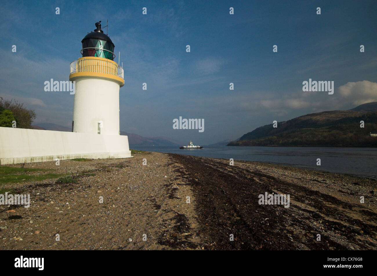 Corran Narrows avec le Ferry Corran et phare, le Loch Linnhe, côte ouest de l'Écosse, au Royaume-Uni. Banque D'Images