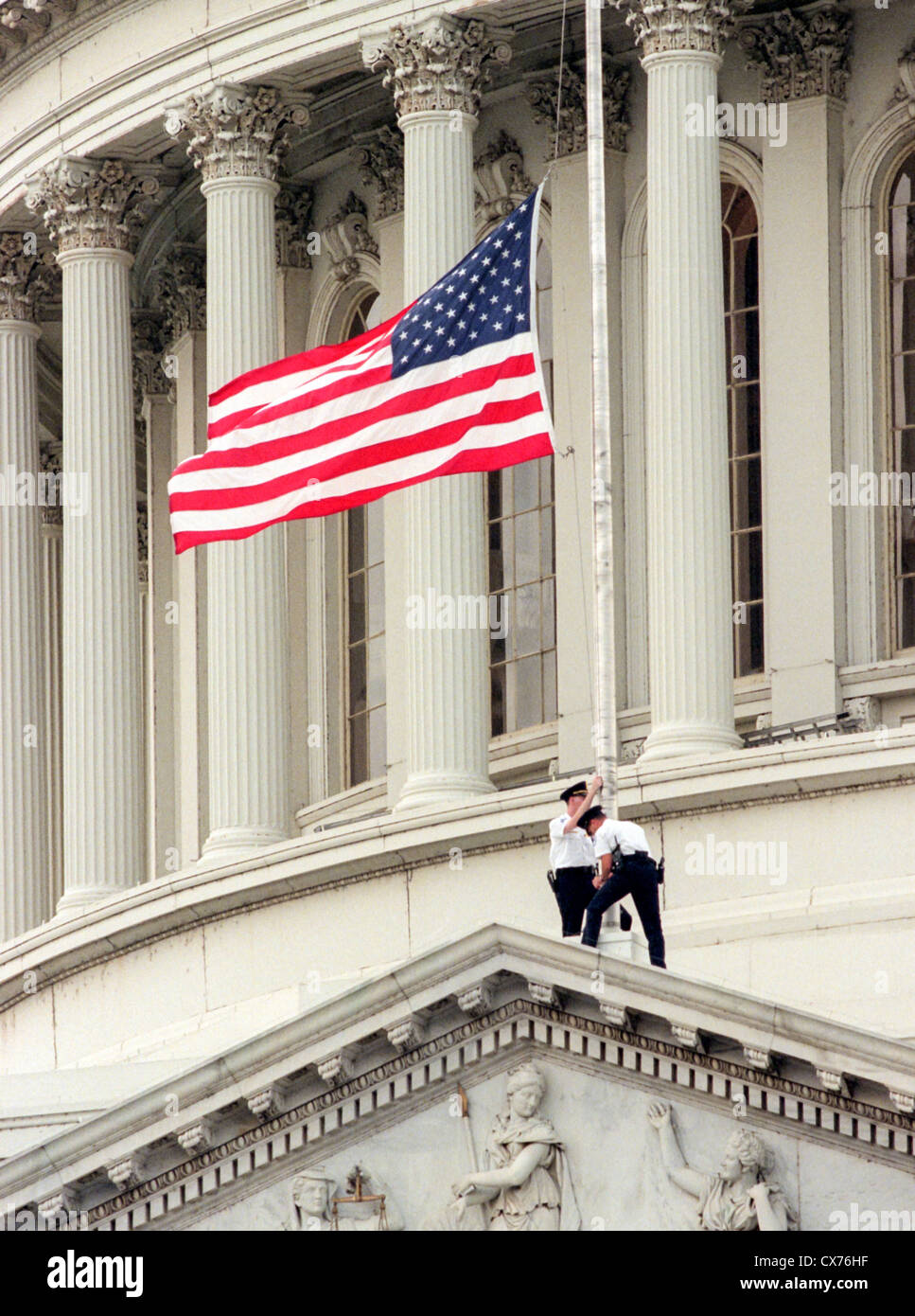 Capitole descendre le drapeau à Berne à la suite d'une fusillade qui a fait deux morts le 24 juillet 1998 à Washington, DC. Deux Capitole policiers ont été tués dans l'incident, une personne blessée et les tireurs isolés a été blessé et arrêté. Banque D'Images