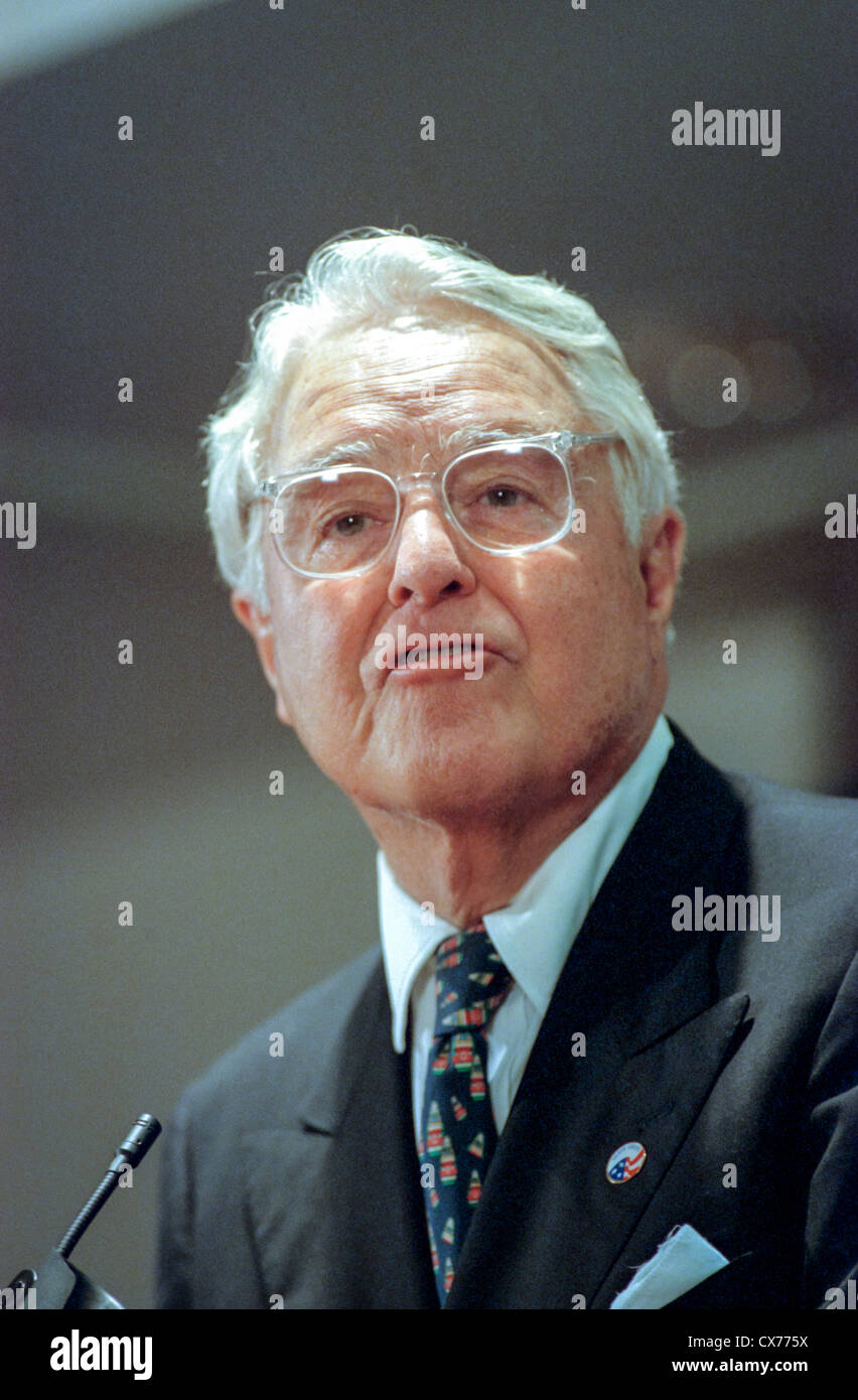 Sargent Shriver, premier directeur du Corps de la paix prend la parole à l'inauguration du nouveau siège du Corps de la paix, le 15 septembre 1998 à Washington, DC. Banque D'Images