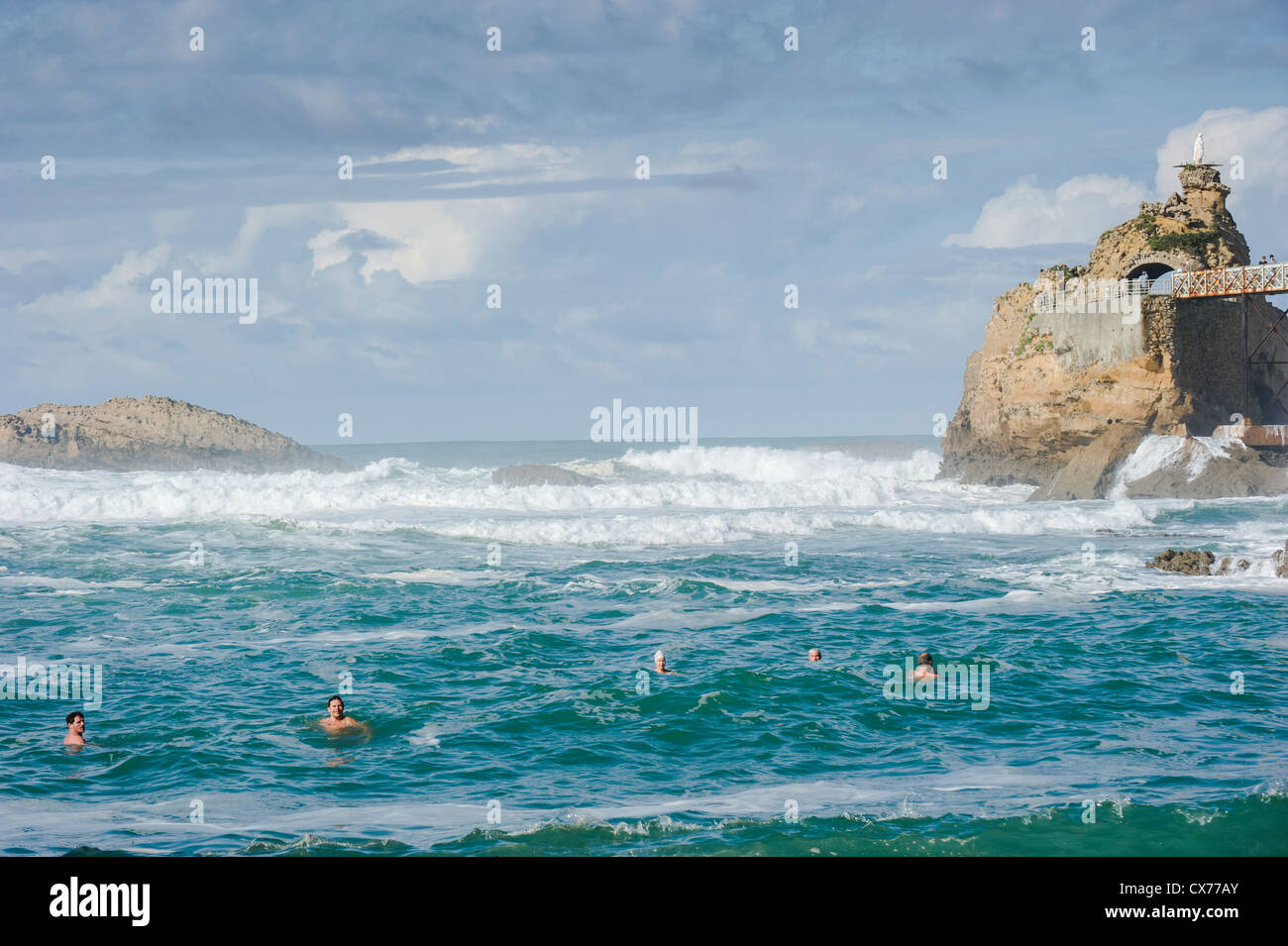 Groupe de personnes baignant dans Côte des Basques Biarritz France Banque D'Images