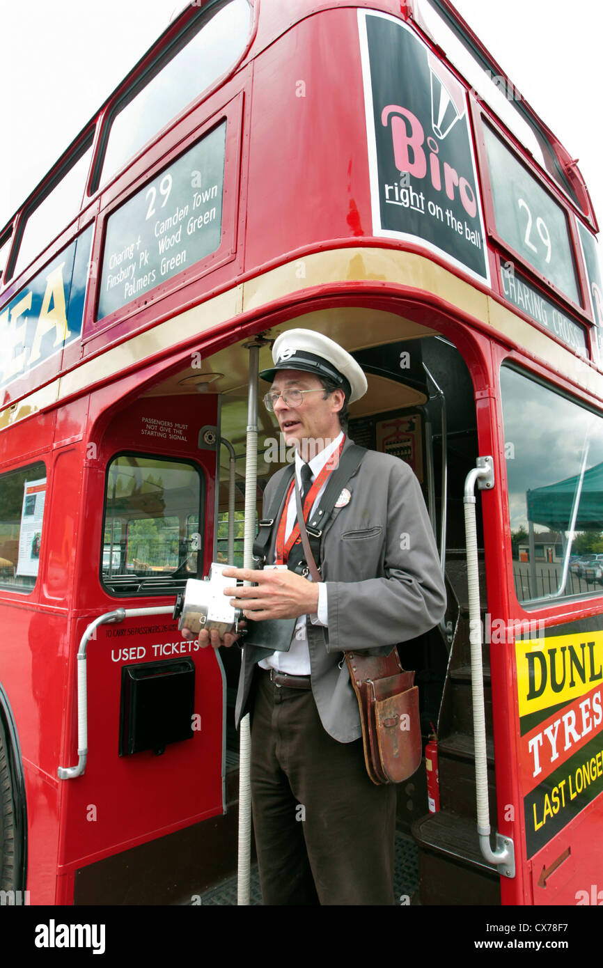 Conducteur de bus sur un Routemaster bus Londres à Brooklands Museum et de l'aérodrome, Weybridge, Royaume-Uni Banque D'Images