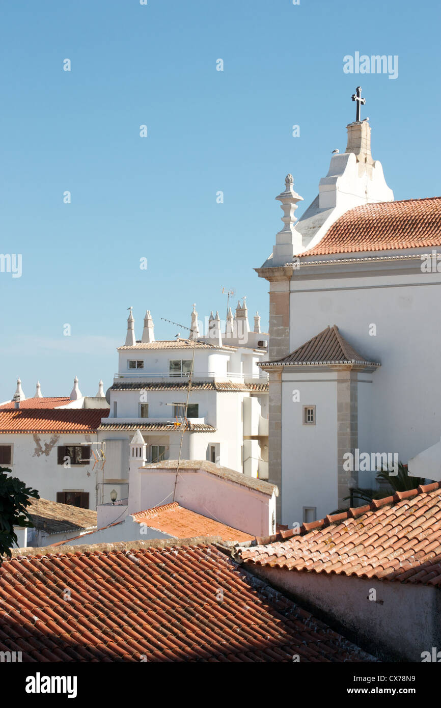 Les toits typiques portugais à Albufeira, Portugal Banque D'Images