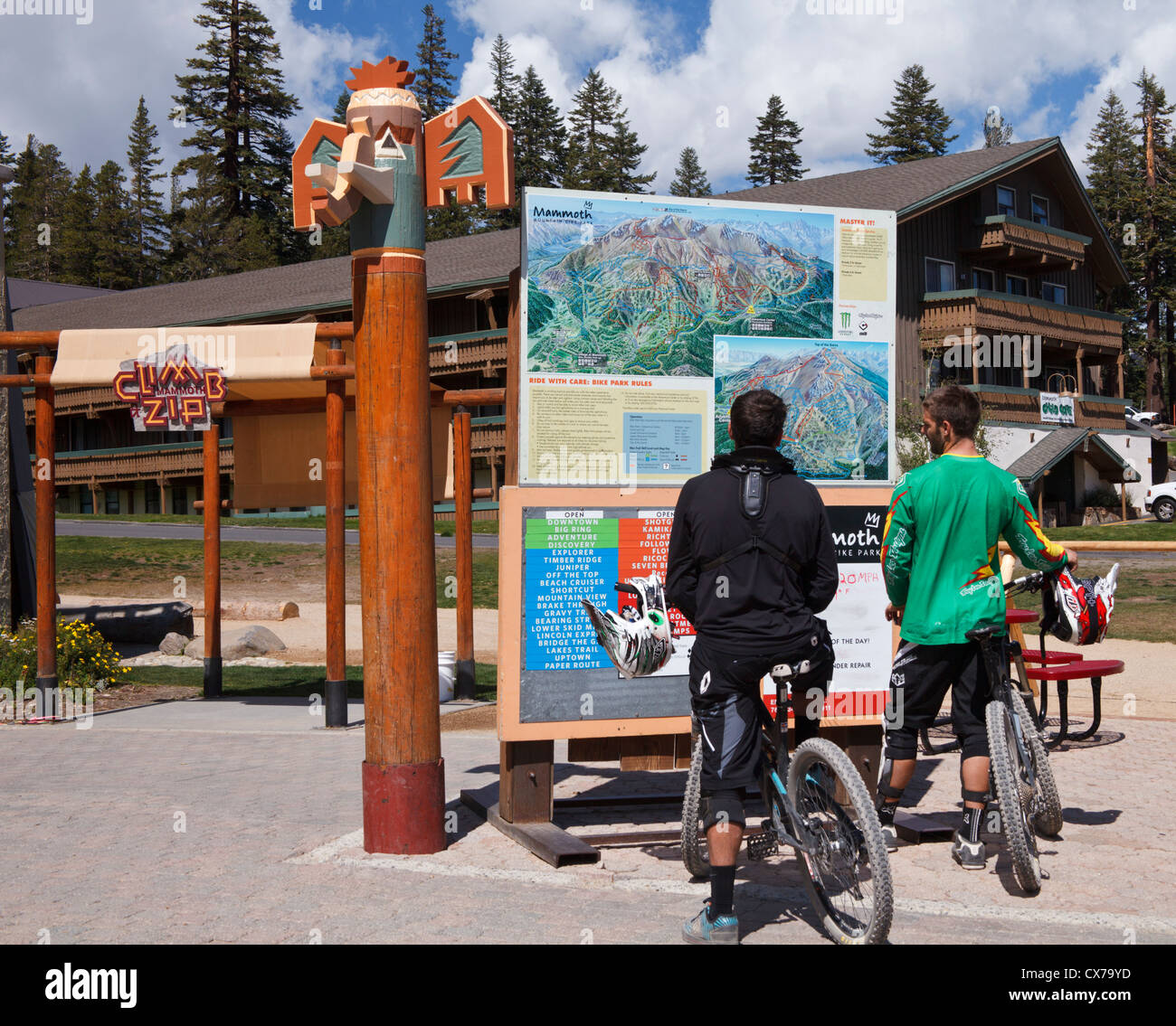 Les cyclistes de montagne carte des pistes pour regarder à Mammoth Mountain Mammoth Lakes Banque D'Images
