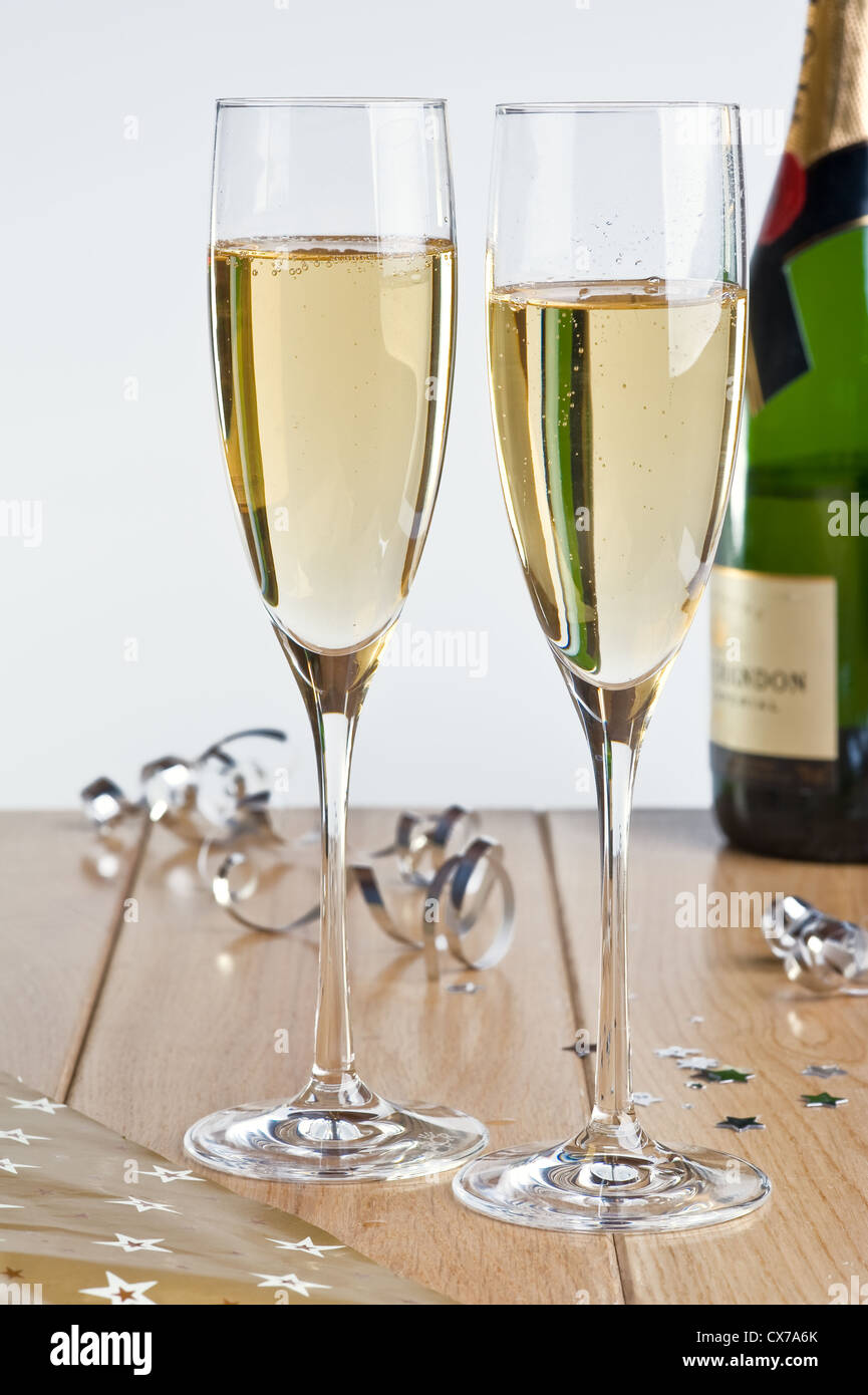 Une bouteille et deux verres de champagne, avec décoration de fête. Banque D'Images