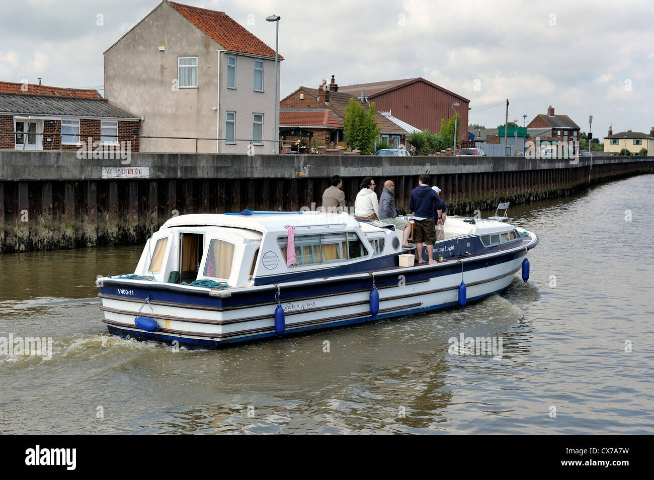 Les personnes prenant un plaisir croisière sur la rivière yare Great Yarmouth norfolk england uk Banque D'Images