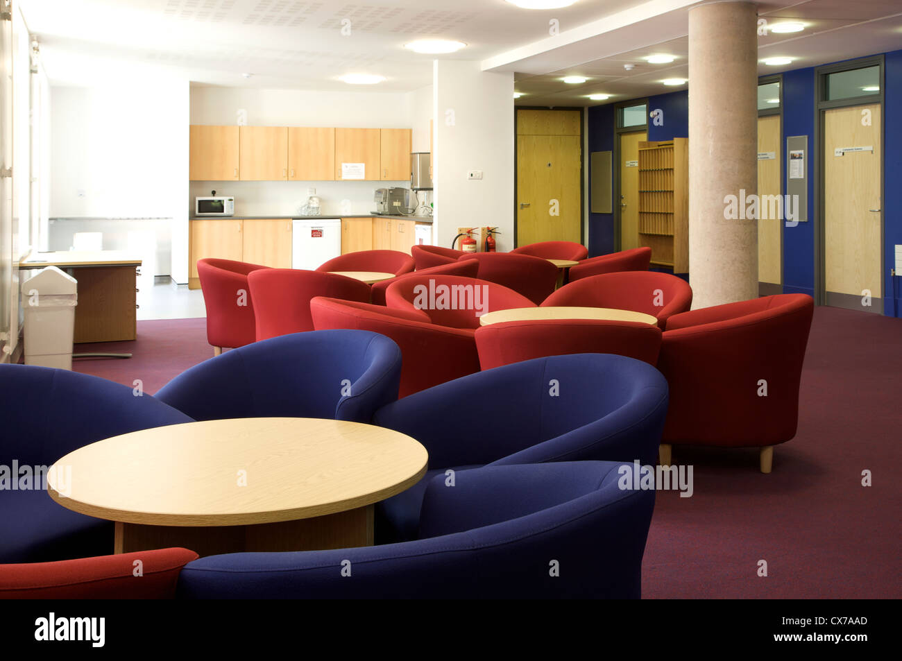 Université de Warwick Bâtiment Zeeman de l'intérieur salon, salle commune pour l'apprentissage des élèves le temps libre avec coin cuisine Banque D'Images